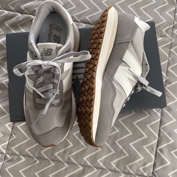 👟 Brand New Women’s NB Sneakers 👟 - Picture 3 of 6